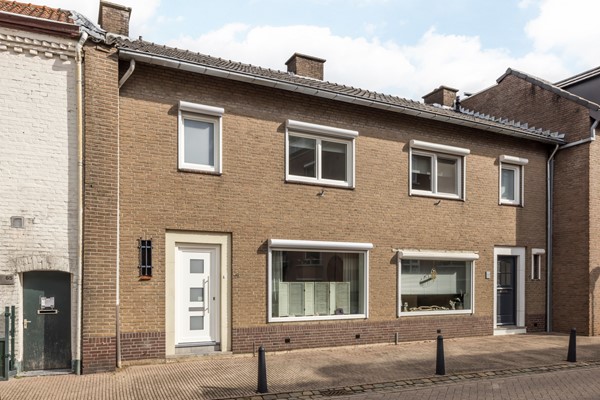 Verkocht onder voorbehoud: Verrassend ruime instapklare tussenwoning in centrum Voerendaal met tuin en garage